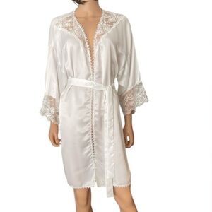 Vintage Bert Yelin by Iris 1990’s white short robe with lace